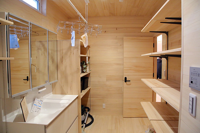 洗面脱衣室 - もみの木を内装材から建具まで使用した事務所兼住宅モデル