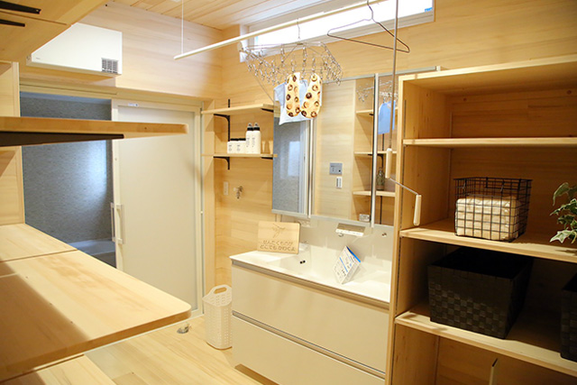 洗面所 - もみの木を内装材から建具まで使用した事務所兼住宅モデル