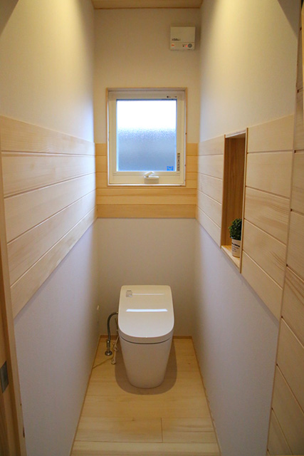 トイレ - もみの木を内装材から建具まで使用した事務所兼住宅モデル