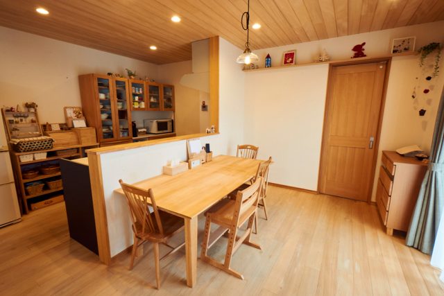 対面型のキッチンで料理をしながら会話もできるダイニング