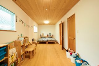 床と天井にもみの木を使用した13.5畳の子ども部屋